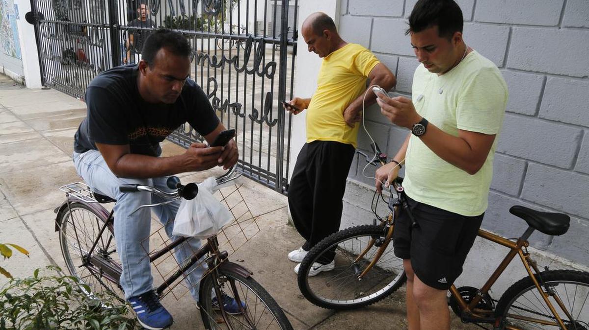 Este jueves ya están activadas 8 de las nuevas zonas de acceso a la internet a través de la conexión wifi, según informó el informativo de la televisión estatal.