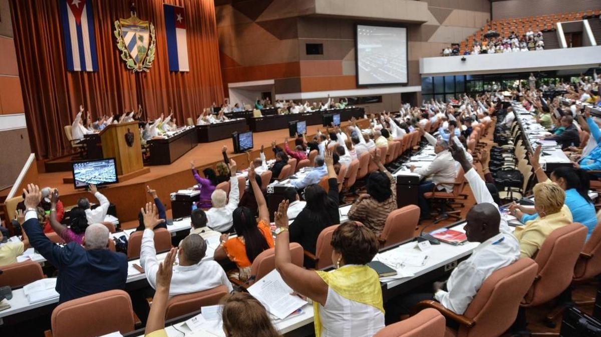 Vista general durante la segunda sesión extraordinaria de la VIII Legislatura de la Asamblea Nacional del Poder Popular (ANPP), el jueves 1ro. de junio del 2017, en el Palacio de Convenciones de la Habana. La Asamblea Nacional, el Parlamento unicameral de Cuba, aprobó los documentos económicos del Partido Comunista, que incluyen la última versión de reformas “raulistas” y la conceptualización del nuevo modelo socialista, en el que se reconoce por primera vez la existencia de empresas privadas.