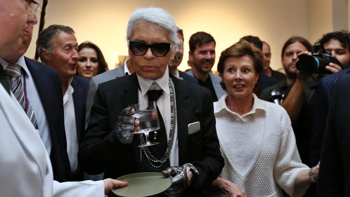 El director creativo de Chanel, Karl Lagerfeld (c), recorre la muestra fotográfica "Obra en proceso-Work in progress", compuesta por más de 200 fotografías de su autoría, este domingo 01 de mayo de 2016, en La Habana (Cuba).