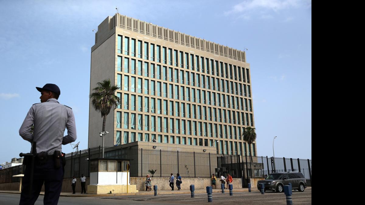 
 Fotografía del edificio de la Sección de Intereses de Estados Unidos hoy, miércoles 1 de julio de 2015, en La Habana (Cuba). Cuba y Estados Unidos abrirán sus embajadas en Washington y en La Habana respectivamente a partir del 20 de julio, informó el Ministerio de Relaciones Exteriores de la isla en una nota oficial. 
