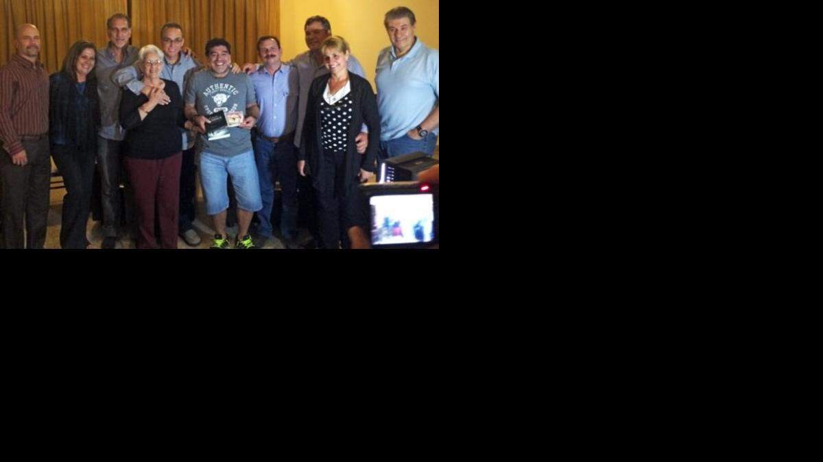 
El ex astro del fútbol Diego Armando Maradona posa con los espías cubanos liberados, en La Habana.
