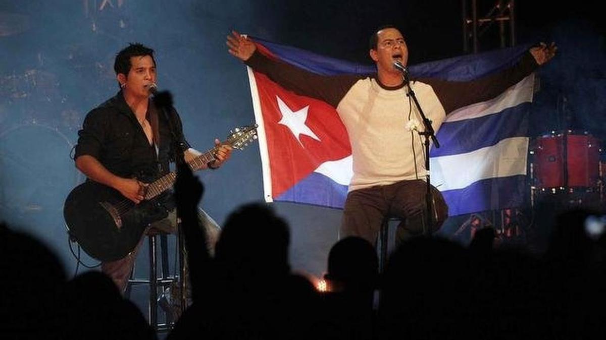 El duo cubano Buena Fe, Yoel Martinez (izquierda) e Israel Rojas, se presentan en Miami en el 2009.