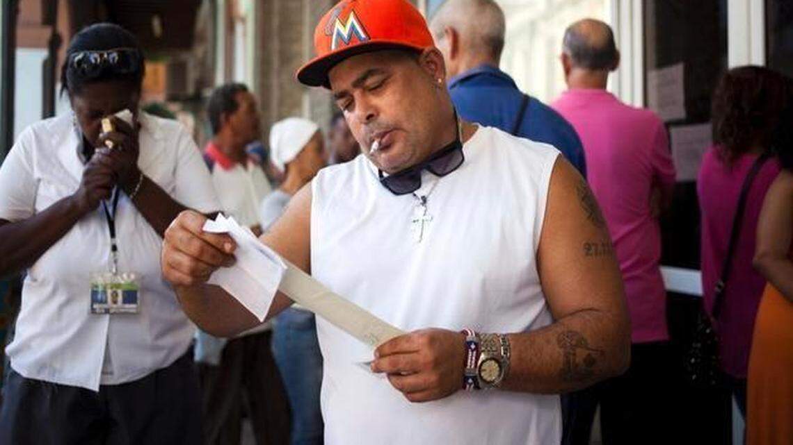 Un hombre revisa su licencia de cuentrapropista para operar un negocio privado en La Habana, en esta foto del 22 de diciembre del 2014.
