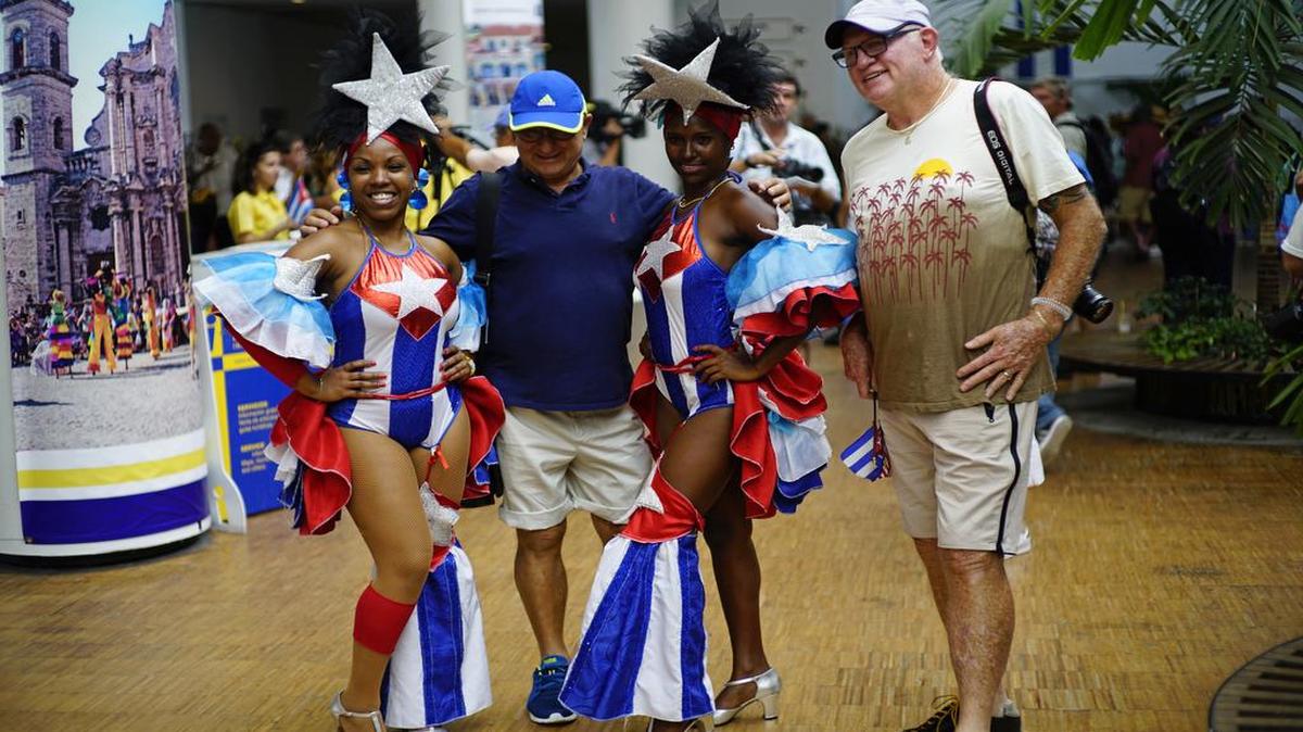 Dos pasajeros del crucero Adonia posan con bailarinas cubanas en La Habana el 2 de mayo del 2016.