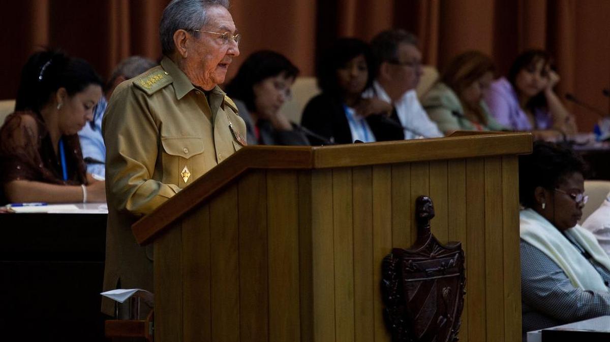 Foto entregada por Cubadebate muestra al gobernante cubano Raúl Castro dando un discurso durante el décimo y último período ordinario de sesiones de la octava Legislatura de la Asamblea Nacional del Poder Popular, en el Palacio de Convenciones de La Habana, el 21 de diciembre de 2017.