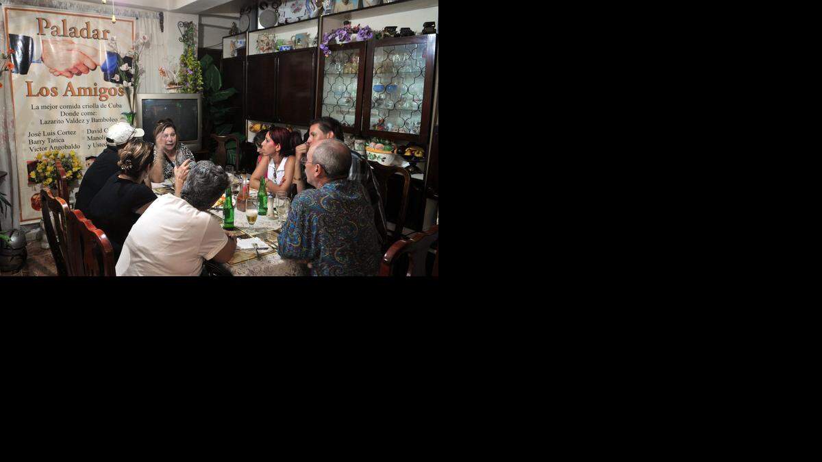 
Varias personas almuerzan en el restaurante privado “Los Amigos”. Foto de archivo.


