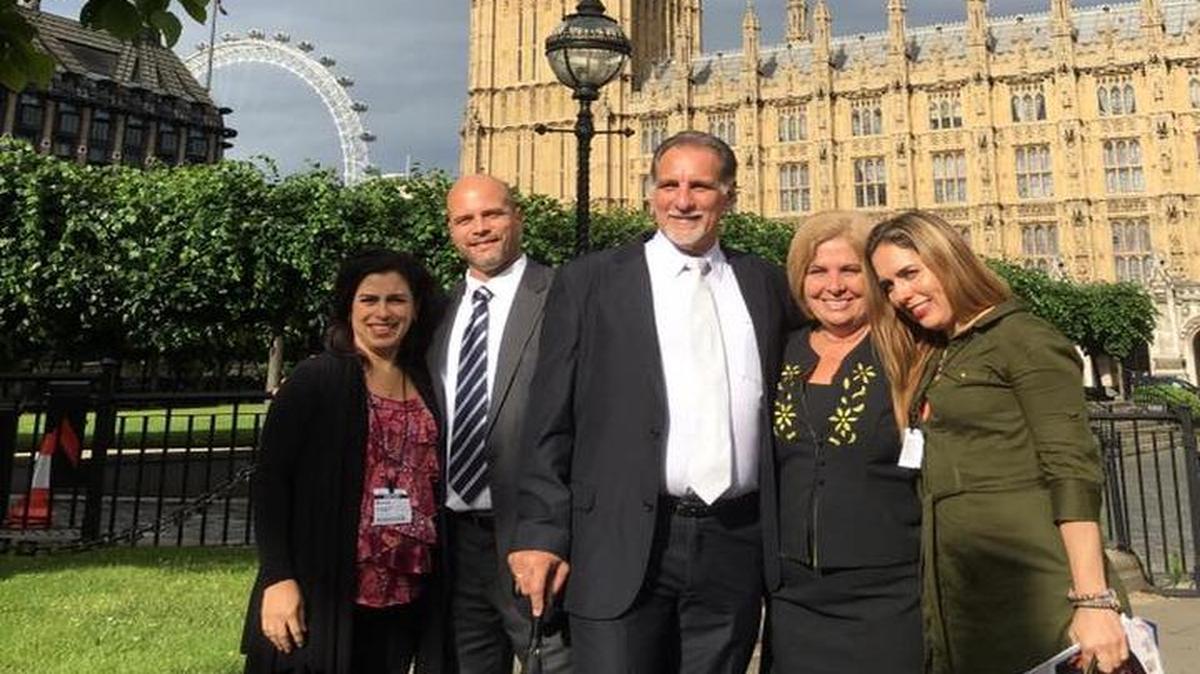 Adriana Pérez, Gerardo Hernández, René González, Olga Salanueva e Irma González Salanueva posan frente al palacio de Westminster y el Big Ben, en Londres.