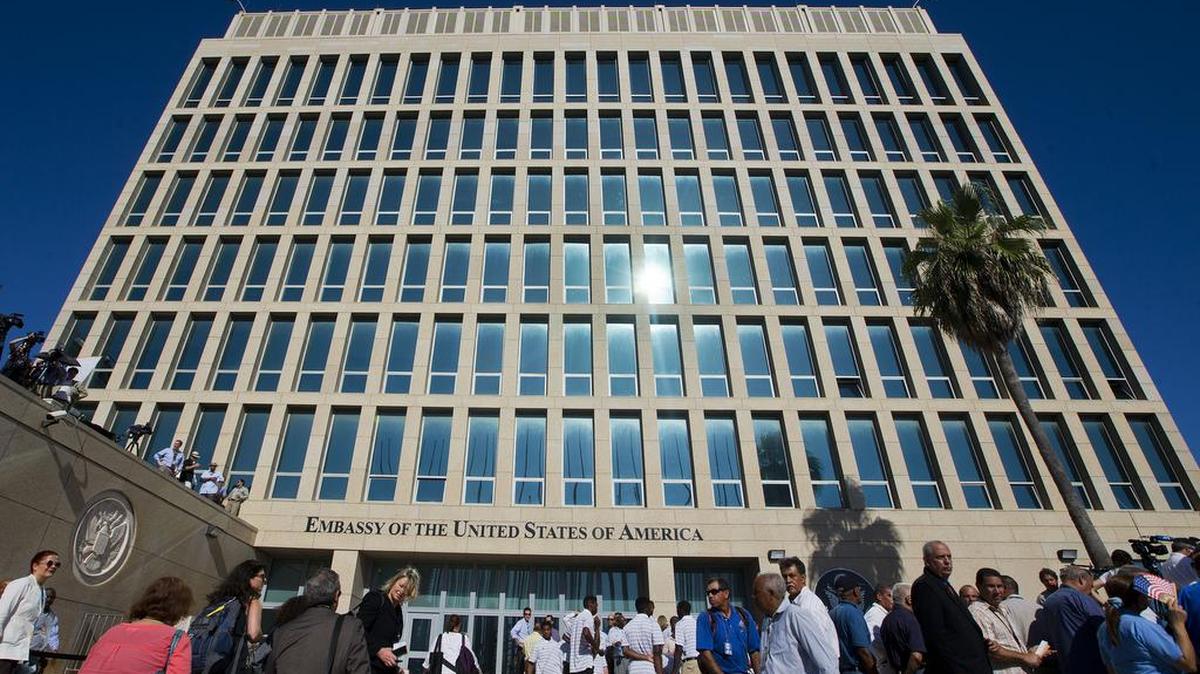 Luego de más de medio siglo de interrupción, la embajada de Estados Unidos en La Habana volvió a abrir en agosto del 2015 en su sede de La Habana.
