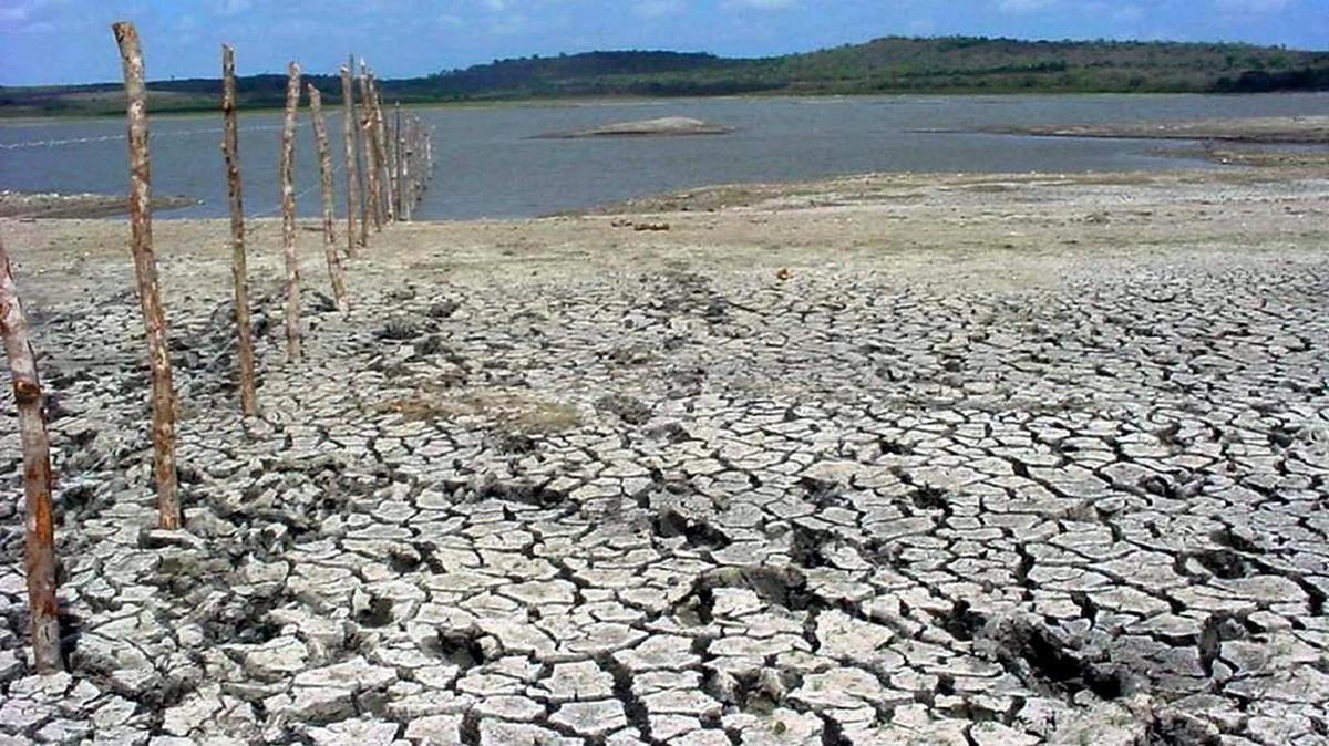 Unos 70,000 habitantes de la provincia de Santiago de Cuba reciben actualmente el suministro de agua potable a través de “pipas” o camiones cisterna debido a la sequía que padece la isla.