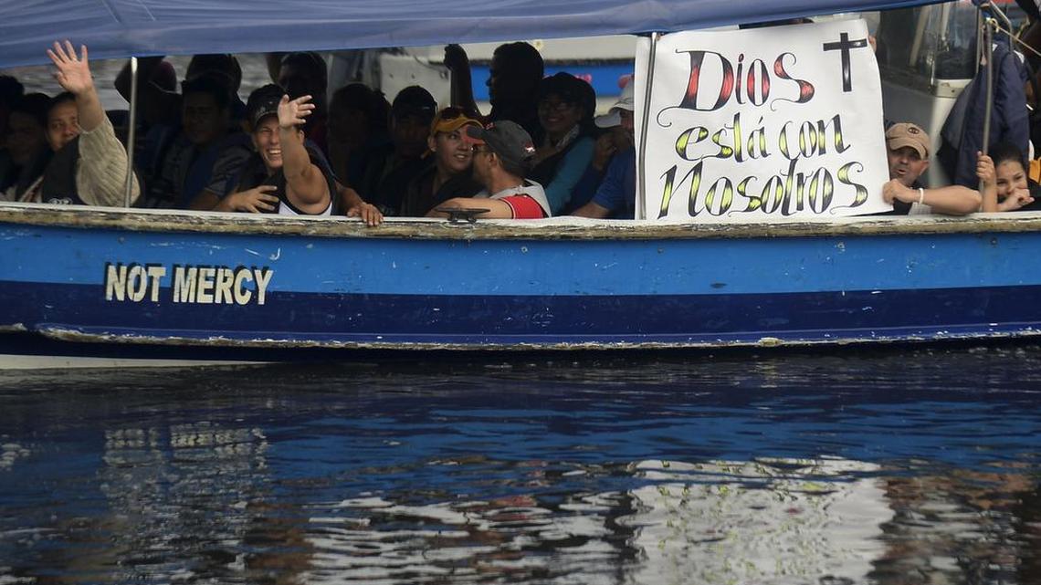 Migrantes cubanos y haitianos cruzan en bote desde Turbo a Capurgana, en el Golfo de Urabá, Colombia, para entrar ilegalmente a Panamá a través de la selva.