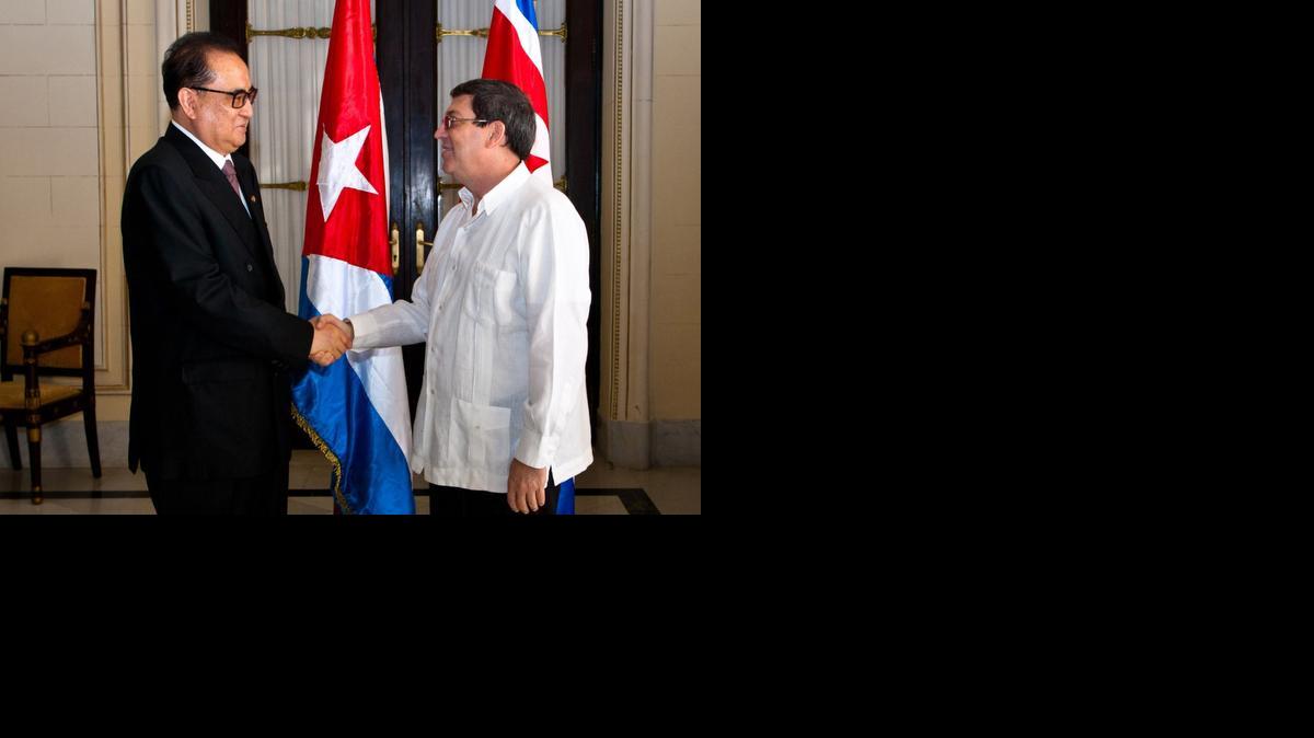 
El canciller de Corea del Norte, Ri Su-Yong (izq.), saluda a su homólogo cubano Bruno Rodríguez, tras llegar a la sede del ministerio de Relaciones Exterior en La Habana, el lunes. 
