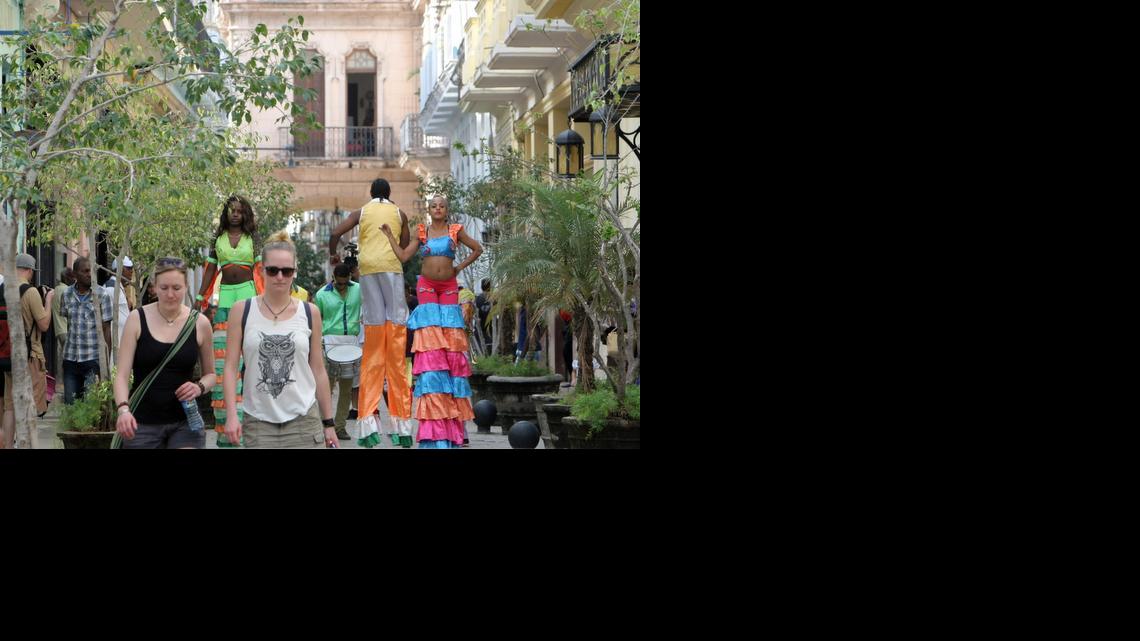 
Fotografía del 26 de diciembre de 2014 de turistas caminando por una calle de La Habana Vieja, Cuba.