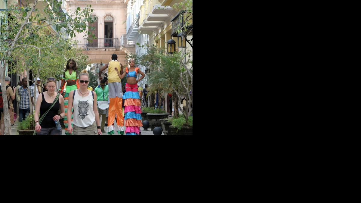 
Fotografía del 26 de diciembre de 2014 de turistas caminando por una calle de La Habana Vieja, Cuba.
