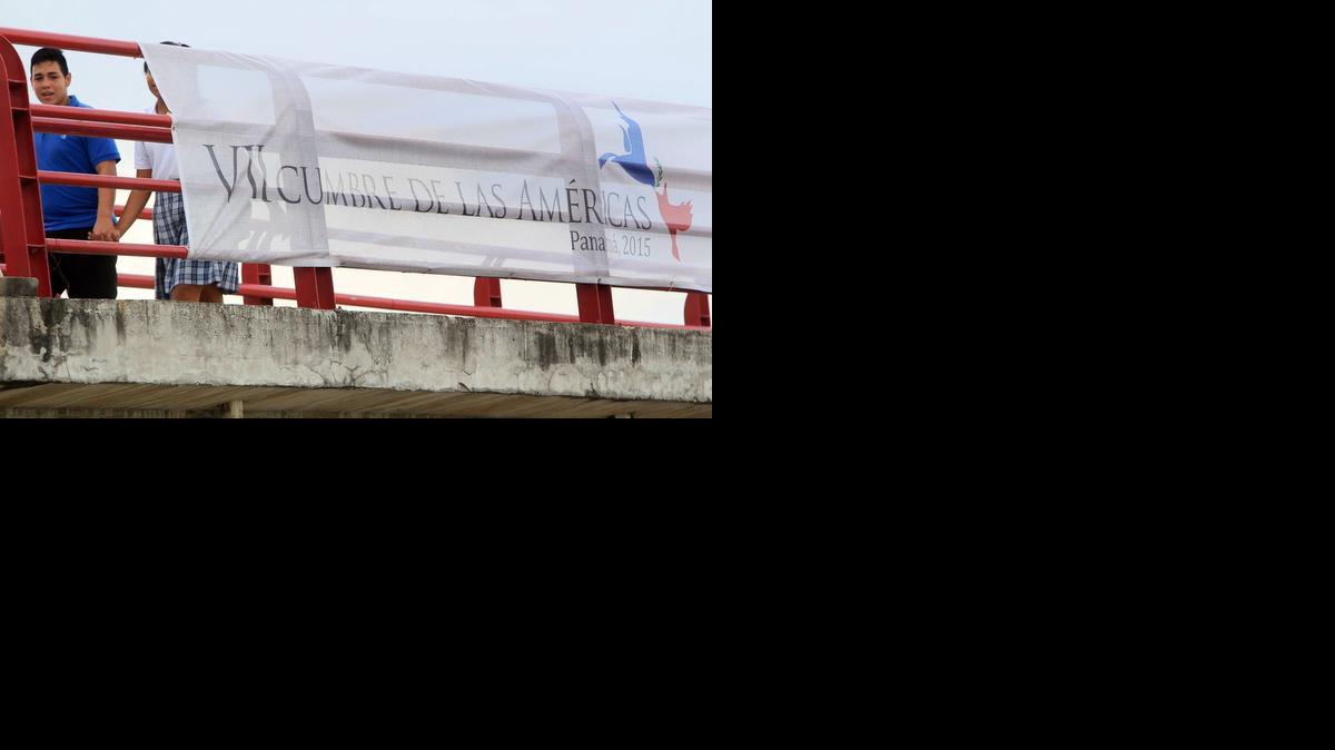 
Detalle de un puente con un letrero alusivo a la Cumbre de las Américas el martes 24 de marzo de 2015, en una céntrica avenida de Ciudad de Panamá (Panamá).
