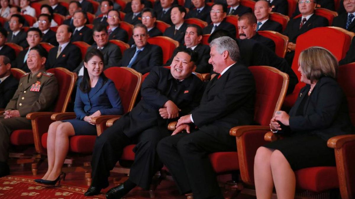
El líder coreano Kim Jong Un se reunió con el primer vicepresidente cubano, Miguel Díaz-Canel, quien realiza una visita a Pyongyang por las celebraciones del 55 aniversario de las relaciones diplomáticas entre Cuba y Corea del Norte.
