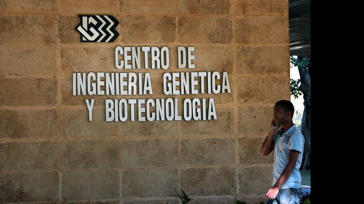 
Un hombre transita a un costado del Centro de Ingeniería Genética y Biotecnología de Cuba, en La Habana en el 2013.

