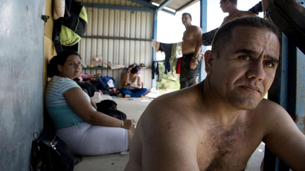 Decenas de inmigrantes cubanos de un grupo original de 150 siguen recibiendo atención en un refugio en el poblado de La Cruz, Costa Rica, cerca de la frontera con Nicaragua. Más de 1,500 cubanos están tratando de viajar a través de Nicaragua, pero las autoridades de ese país están cerrando el paso.