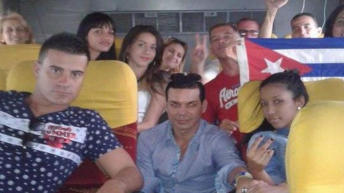 Un grupo de cubanos en el autobús que los condujo el domingo al aeropuerto de Tocumen, en Panamá.