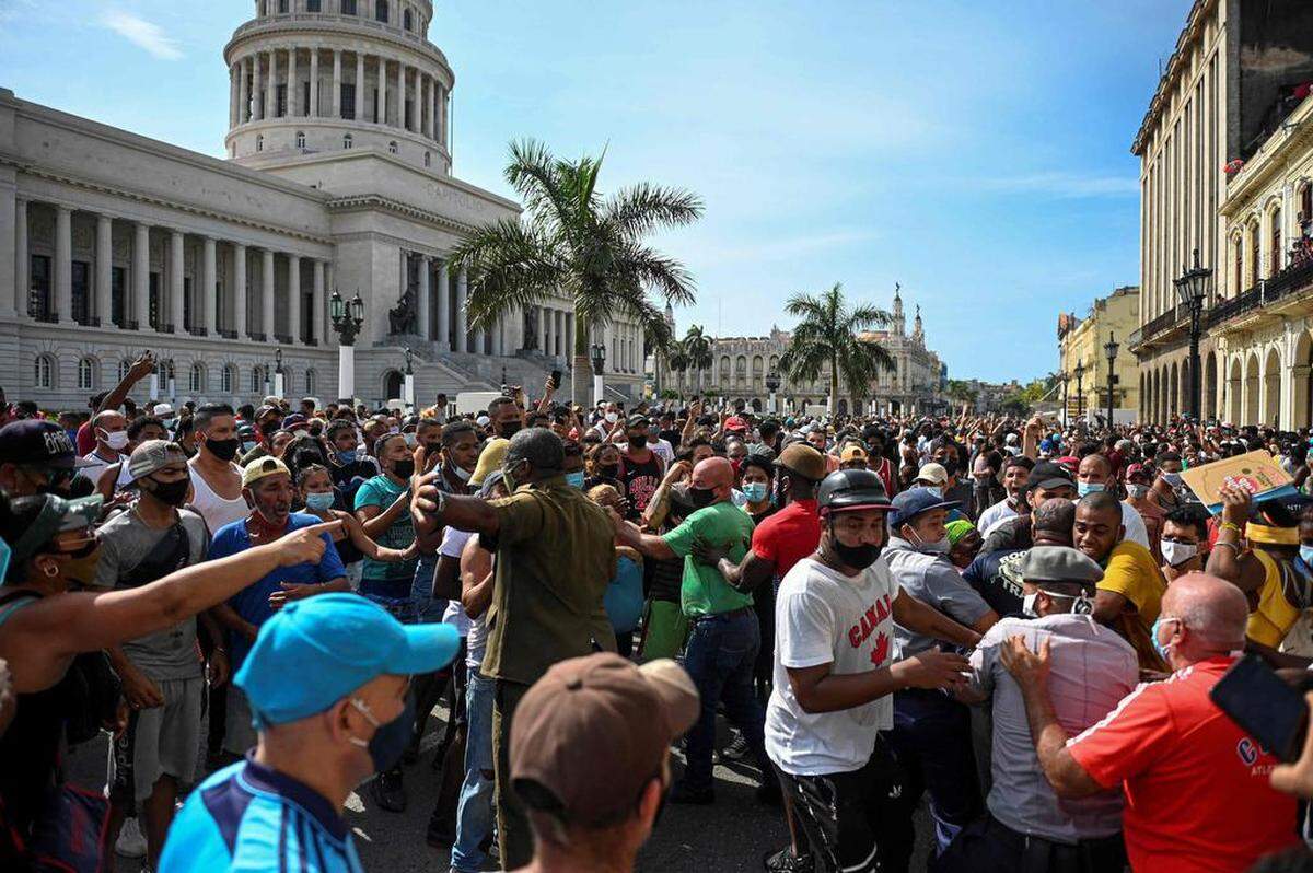En esta foto de archivo tomada el 11 de julio de 2021, personas participan en una manifestación contra el gobierno de Miguel Díaz-Canel en La Habana.