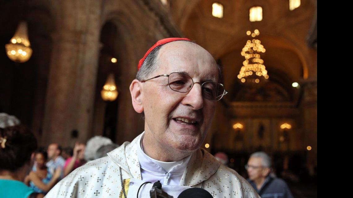 
 El cardenal italiano Beniamino Stella, prefecto de la Congregación para el clero en la Santa Sede y colaborador cercano a Francisco I, habla a los medios tras oficiar una misa el domingo 26 de abril de 2015, en la Catedral de La Habana (Cuba). 
