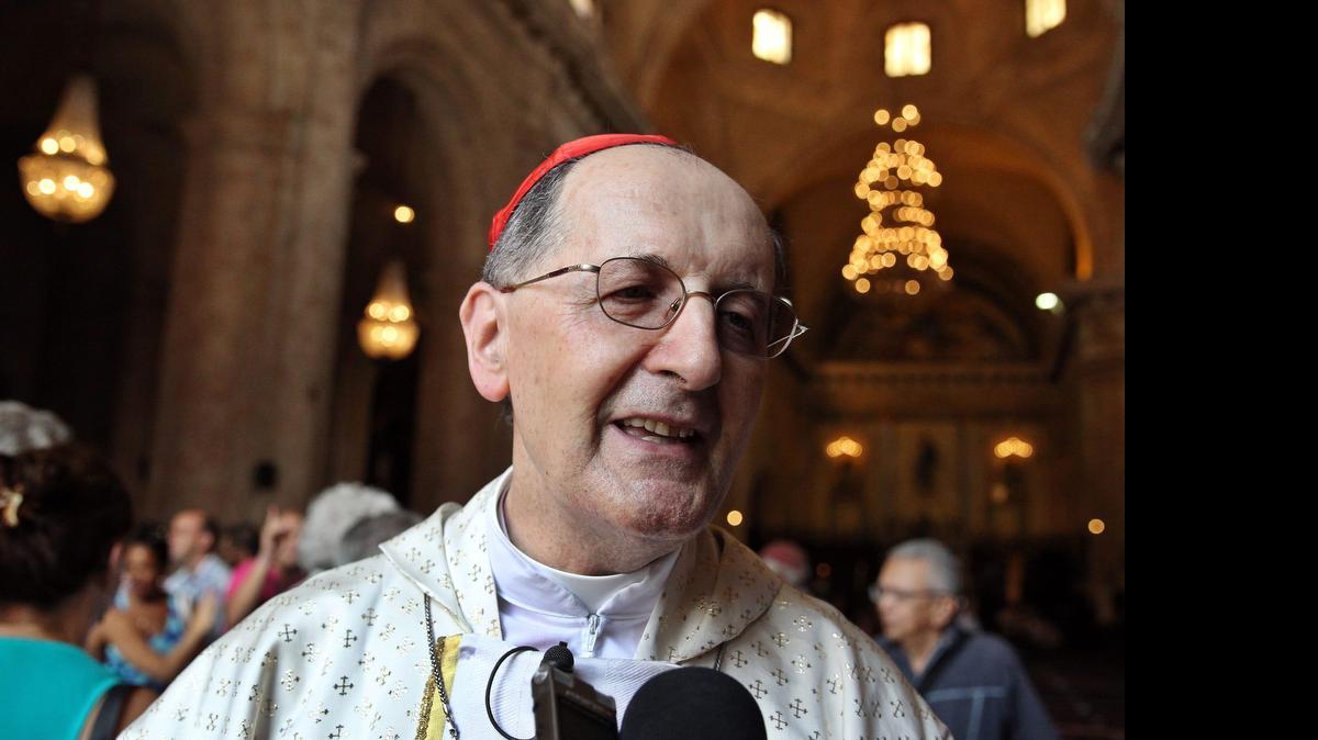 
 El cardenal italiano Beniamino Stella, prefecto de la Congregación para el clero en la Santa Sede y colaborador cercano a Francisco I, habla a los medios tras oficiar una misa el domingo 26 de abril de 2015, en la Catedral de La Habana (Cuba). 
