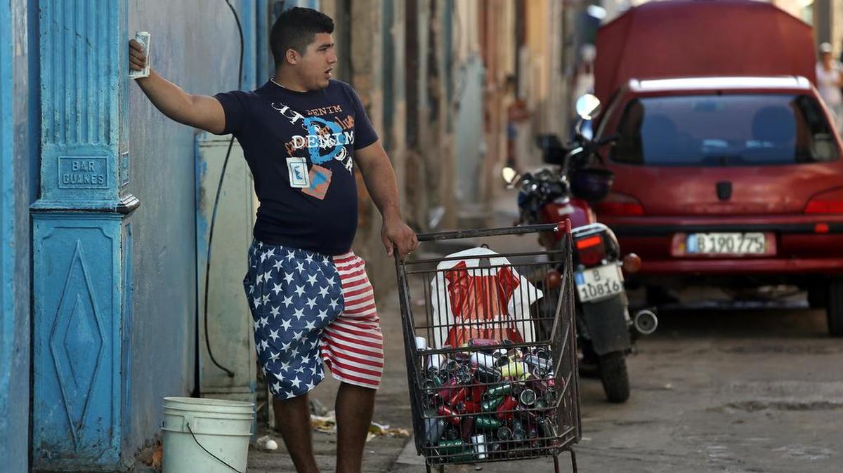 Un hombre vende carretes de hilo en una calle de La Habana (Cuba) el sábado 17 de diciembre de 2016, al cumplirse dos años del restablecimiento de relaciones diplomáticas entre Cuba y Estados Unidos.