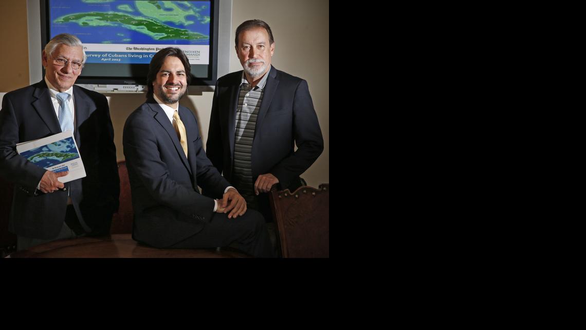 
Fernand Amandi (centro), de la encuestadora Bendixen & Amandi International, junto a Joaquín Pérez (izq.) y Fernando A. Amandi. 
