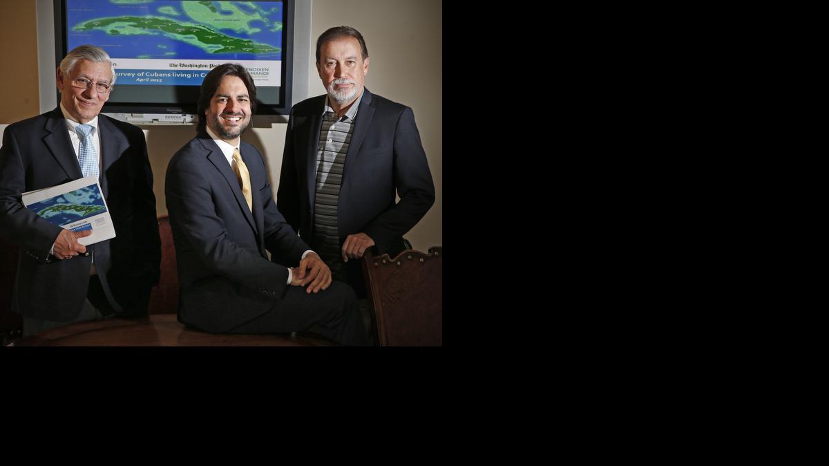 
Fernand Amandi (centro), de la encuestadora Bendixen & Amandi International, junto a Joaquín Pérez (izq.) y Fernando A. Amandi. 
