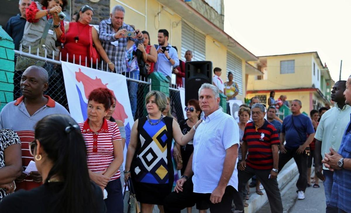 El vicepresidente de Cuba, Miguel Díaz-Canel y su esposa, Liz Cuesta Pereza, esperan para votar en los comicios para elegir a representantes provinciales del Poder Popular y a los diputados a la Asamblea Nacional, el domingo 11 de marzo del 2018, en Santa Clara, Cuba.