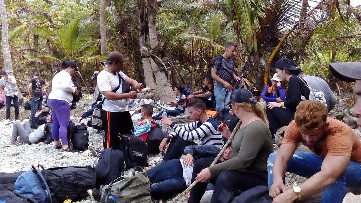 Un grupo de migrantes cubanos en su travesía por Costa Rica.