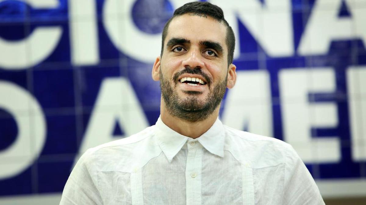 El artista Danilo Maldonado Machado (El Sexto) ex-preso de conciencia, durante conferencia de prensa en la sede de la Fundación Cubano-Americana, el lunes en Miami.