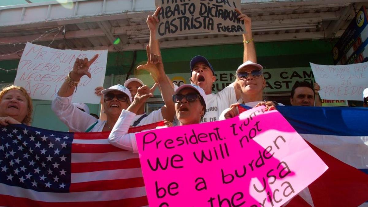 UNOS 300 cubanos en Nuevo Laredo, México, esperan que les permitan entrar a Estados Unidos, en una imagen del 8 de abril.