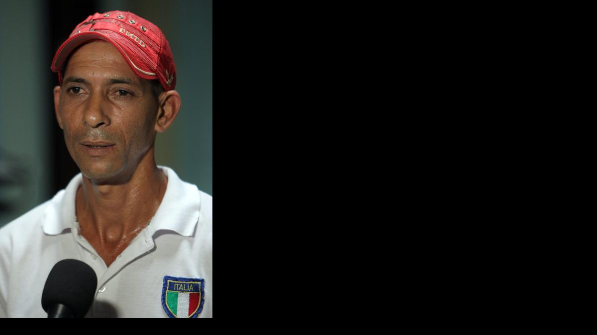 
El disidente cubano Roberto Hernández Barrios habla tras su liberación el viernes en La Habana.
