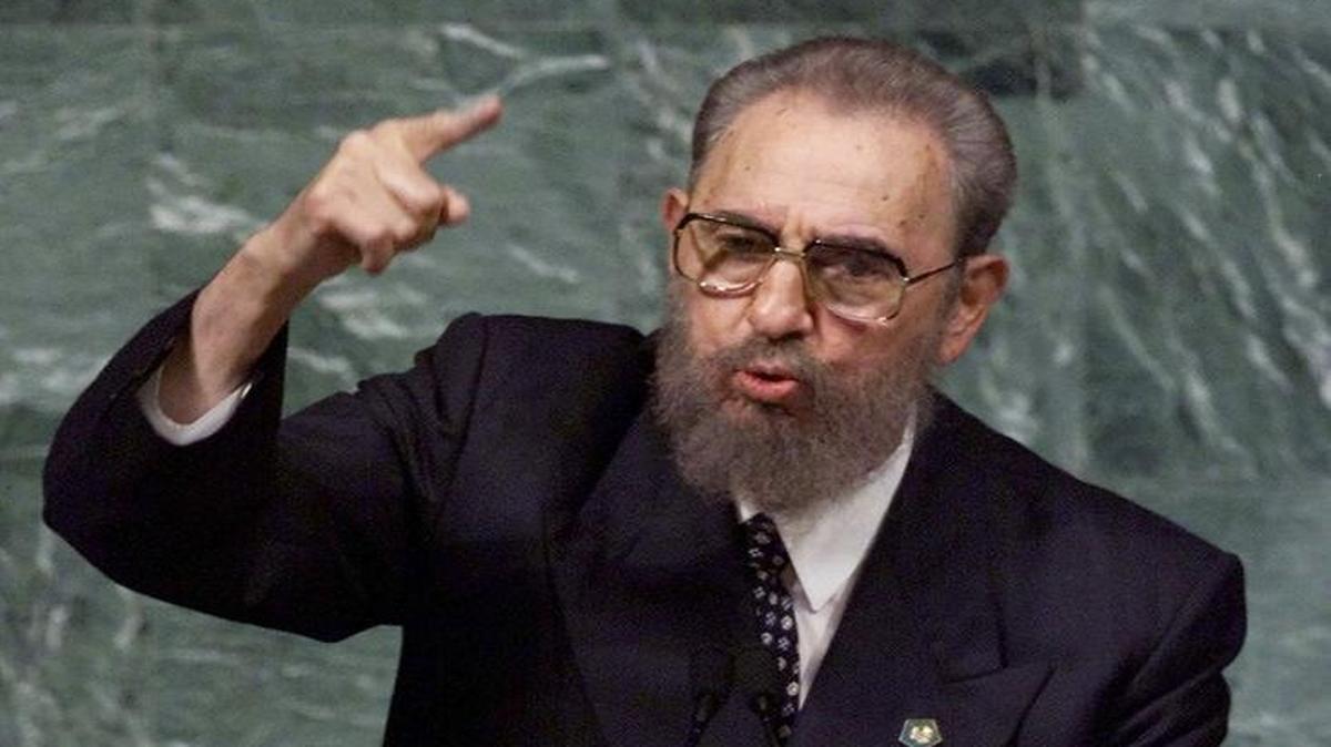 Esta foto de archivo tomada el 6 de septiembre de 2000 muestra al gobernante cubano Fidel Castro durante un discurso en las Naciones Unidas.