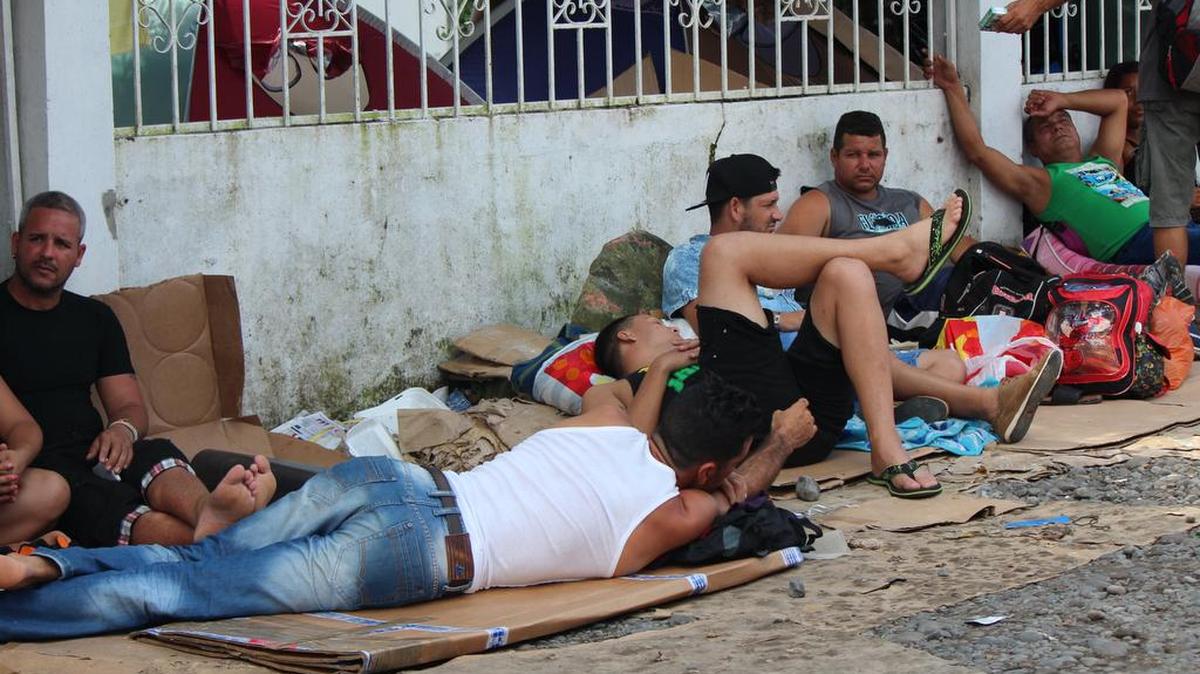 Cubanos descansan el jueves 24 de diciembre de 2015, Paso Canoas (Panamá). En cartones, a orillas de la calle y en albergues, unos 800 cubanos pasarán la Nochebuena y la Navidad en la frontera de Panamá y Costa Rica.