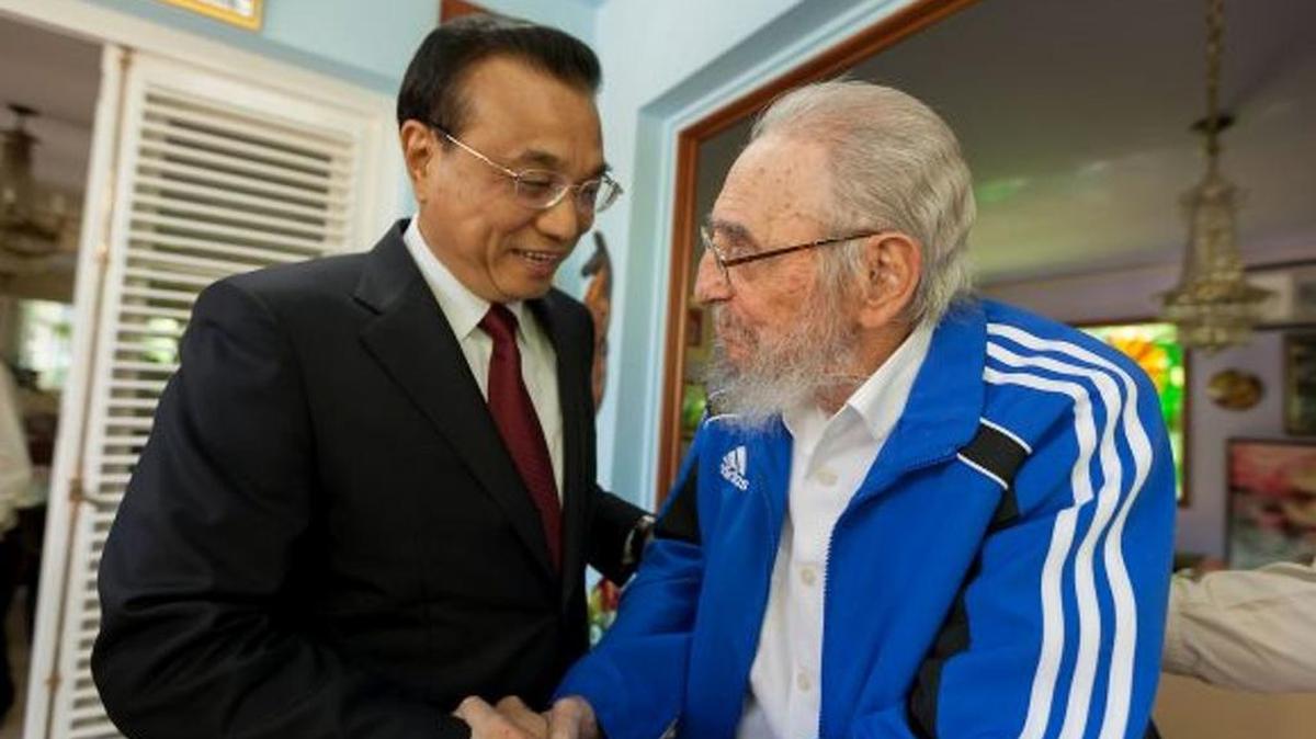 Fidel Castro estrecha la mano del primer ministro chino, Li Keqiang.