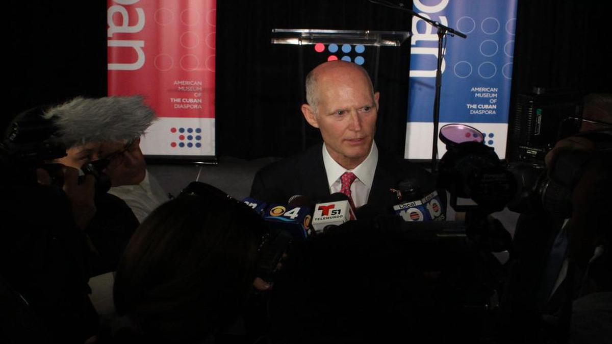El gobernador de Florida, Rick Scott (i), habla el jueves 20 de abril de 2017.