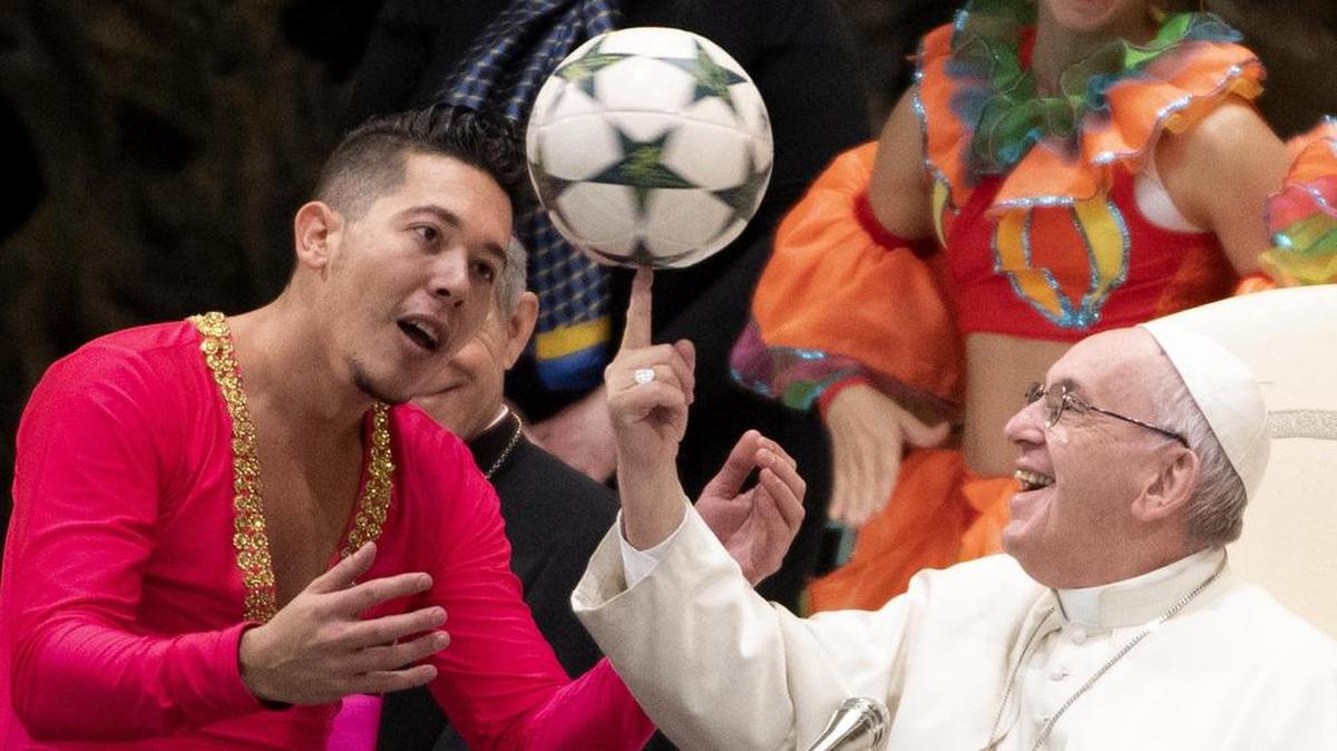 El papa Francisco recibe a miembros del Circo de Cuba durante la audiencia general de los miércoles en la Sala Pablo VI en el Vaticano el 2 de enero de 2019.