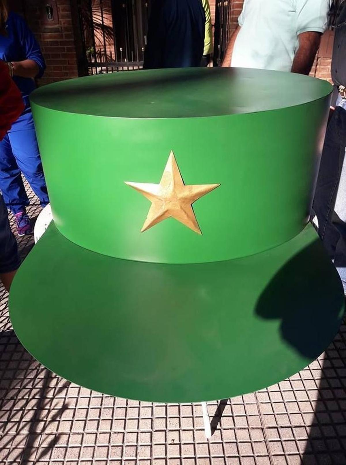 Una copia en metal de la gorra verde que usaba Fidel Castro en metal es uno de las iniciativas de un pueblo argentino para recordar al “comandante”.