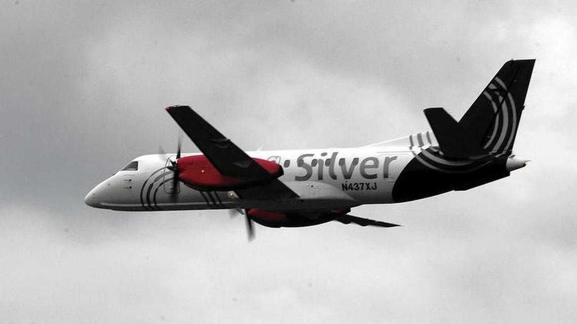 Una aeronave de Silver Airways sobrevuela el aeropuerto de Fort Lauderdale.