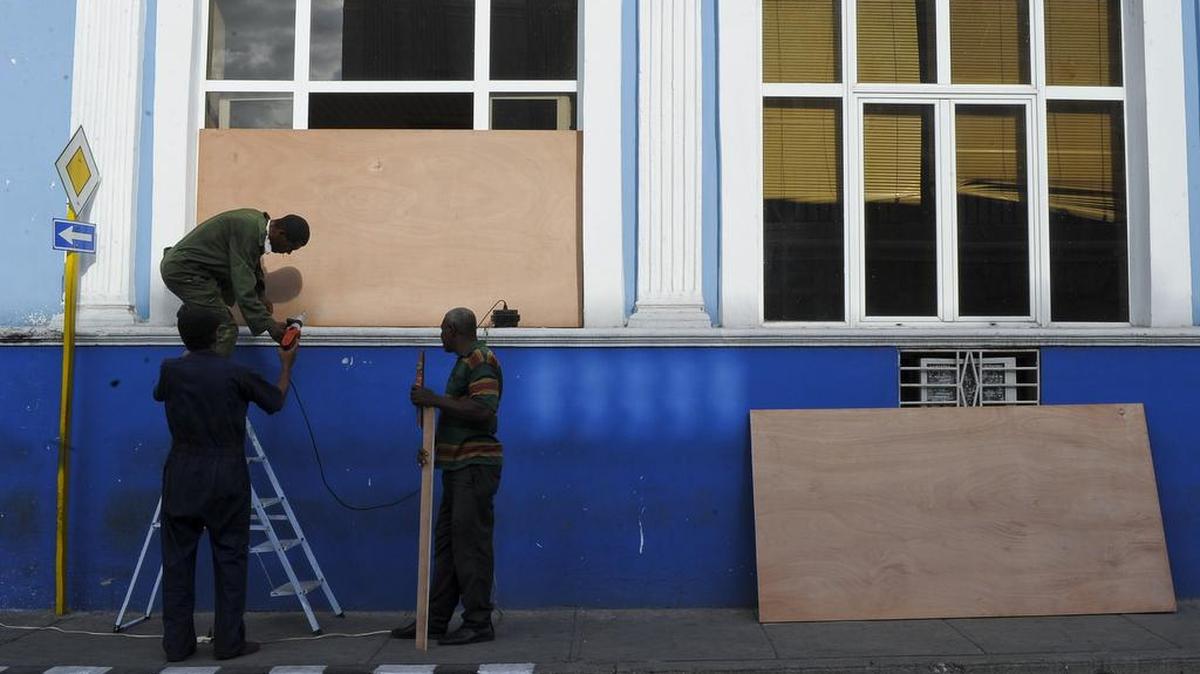 Residentes protegen las ventanas antes de la llegada del huracán Matthew en Santiago de Cuba el 2 de octubre de 2016.