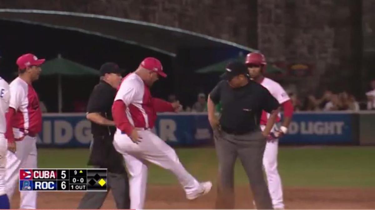 El manager del equipo de Cuba, Roger Machado, patea tierra hacia un umpire durante un partido contra el equipo Rockland Boulders de la Liga Independiente Canadiense-Americana, el jueves en Pomona, Nueva York.