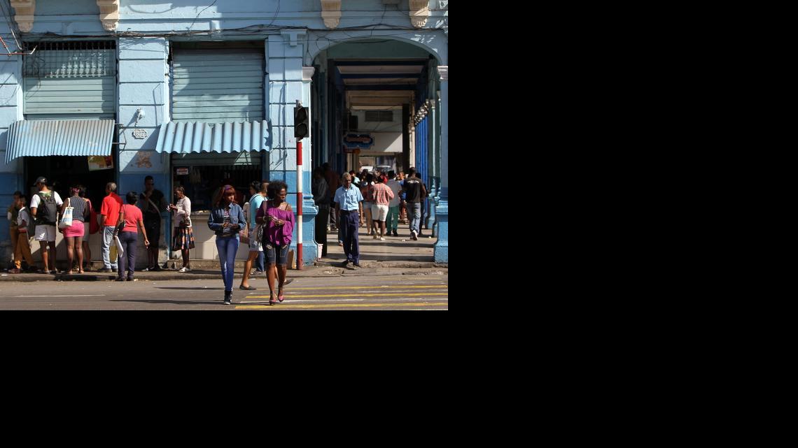 
Varias personas caminan por una calle de La Habana este miércoles. El gobernante de Cuba, Raúl Castro, anunció que Cuba y Estados Unidos han acordado el “restablecimiento de las relaciones diplomáticas” y “adoptar medidas mutuas para mejorar el clima bilateral”.
