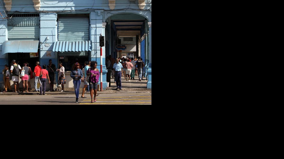 
Varias personas caminan por una calle de La Habana este miércoles. El gobernante de Cuba, Raúl Castro, anunció que Cuba y Estados Unidos han acordado el “restablecimiento de las relaciones diplomáticas” y “adoptar medidas mutuas para mejorar el clima bilateral”.
