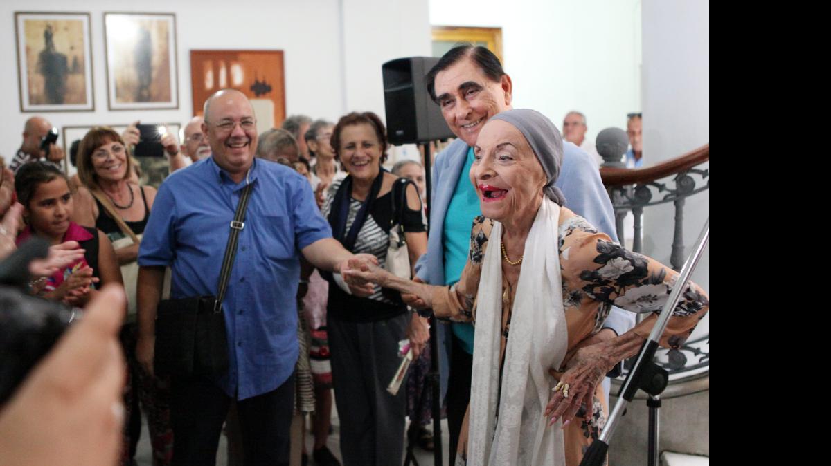 
Alicia Alonso (der.), ‘prima ballerina assoluta’ del Ballet Nacional de Cuba, asiste a la inauguración de una exposición de fotografías y vestidos usados durante su carrera artística.
