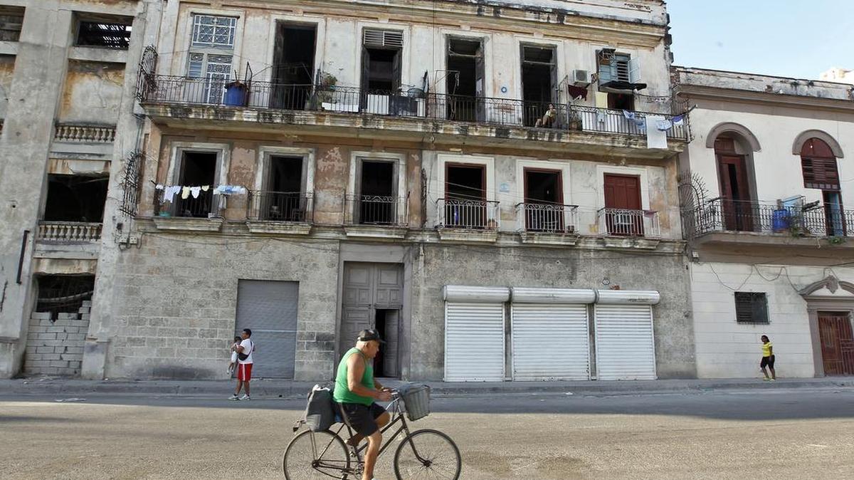 Un hombre conduce una bicicleta este sábado 9 de abril de 2016, en La Habana (Cuba).