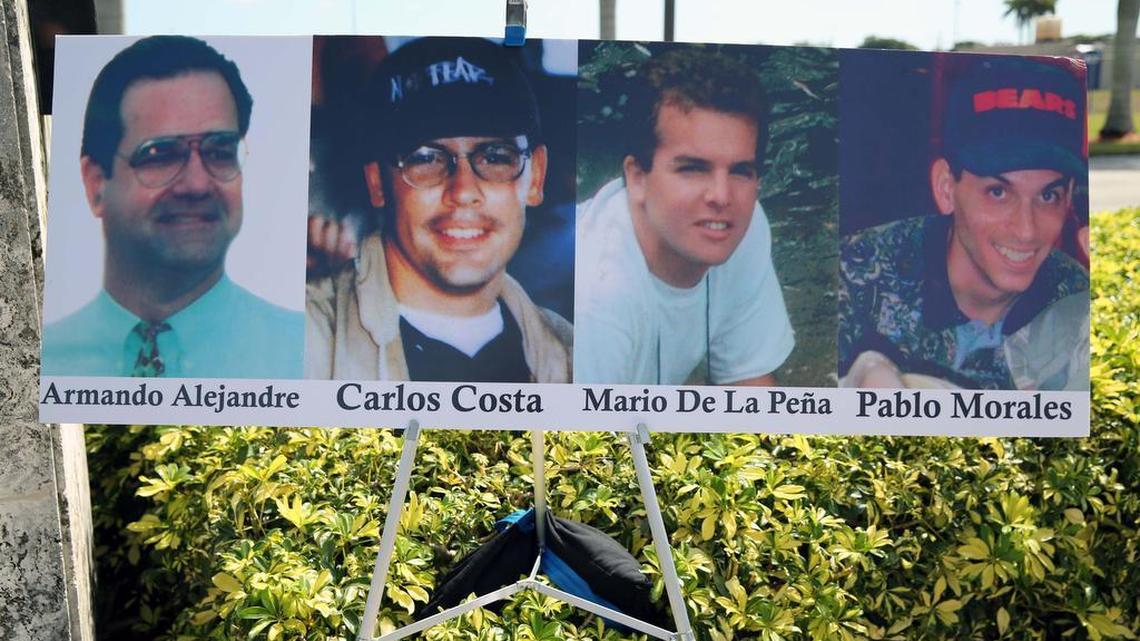 Imágenes de los cuatro pilotos de Hermanos al Rescate que fueron derribados por aviones del gobierno de Castro hace 21 años, durante un memorial celebrado en el aeropuerto de Opa-Locka el viernes 24 de febrero de 2017.