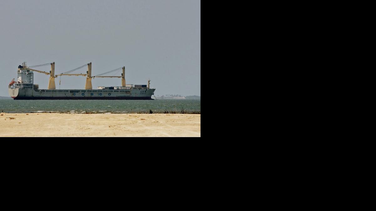 
El buque de bandera china “Da Dan Xia” que fue intervenido por las autoridades colombianas durante una escala en Cartagena, al hallarse en su cargamento “gran cantidad de armamento y munición con documentación irregular con destino a La Habana”.


