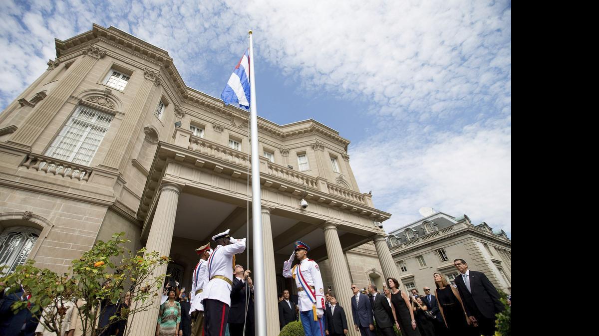 
El canciller cubano, Bruno Rodríguez (c) iza la bandera nacional en la que será la embajada del país en Washington, Estados Unidos hoy 20 de julio de 2015.
