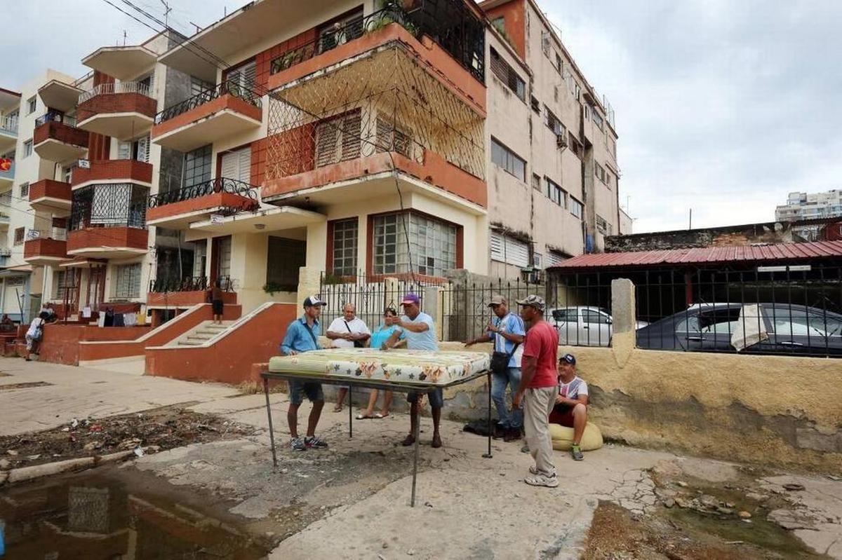 Cuentapropiesta recorren vecindarios de La Habana afectados por el huracán Irma para reparar colchones dañados por el ciclón.